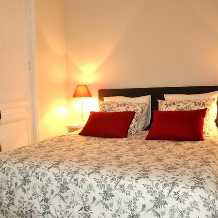 Chambre De Flore Bed & Breakfast Versailles Bagian luar foto