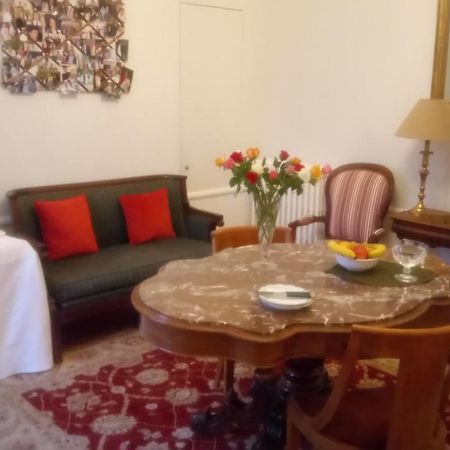 Chambre De Flore Bed & Breakfast Versailles Bagian luar foto