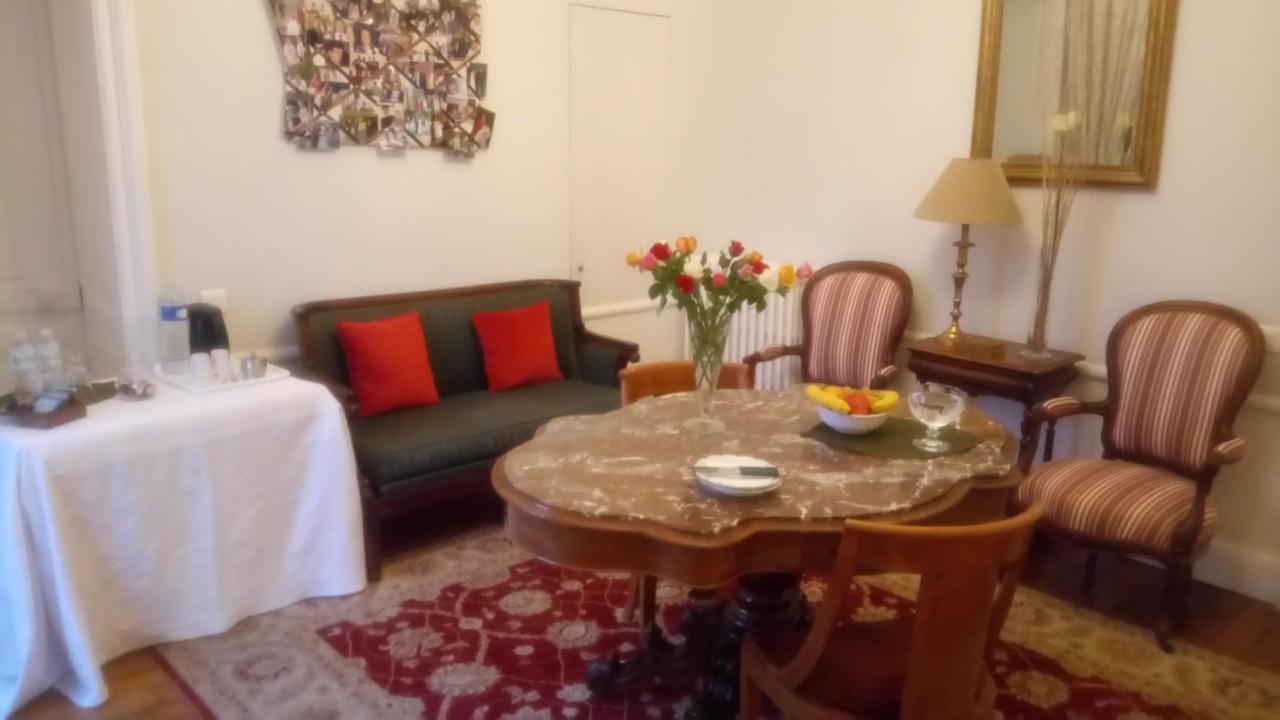 Chambre De Flore Bed & Breakfast Versailles Bagian luar foto