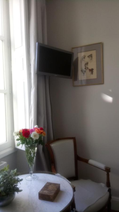 Chambre De Flore Bed & Breakfast Versailles Bagian luar foto